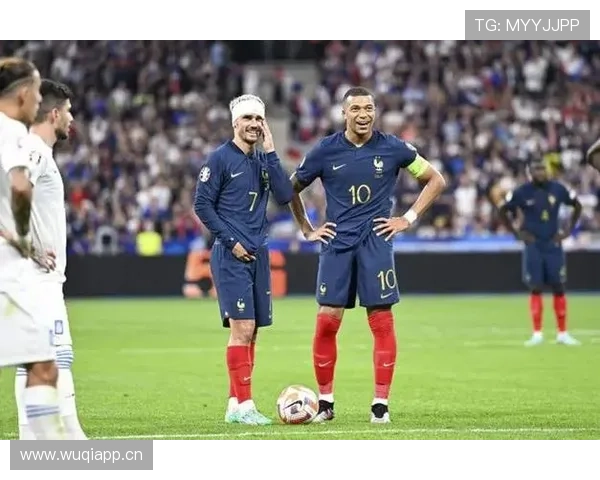 姆巴佩的战术核心地位与更衣室角色如何平衡？