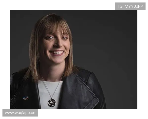 凯蒂·莱德基训练完直接喝蛋白粉当水，这胃是钛合金做的吧