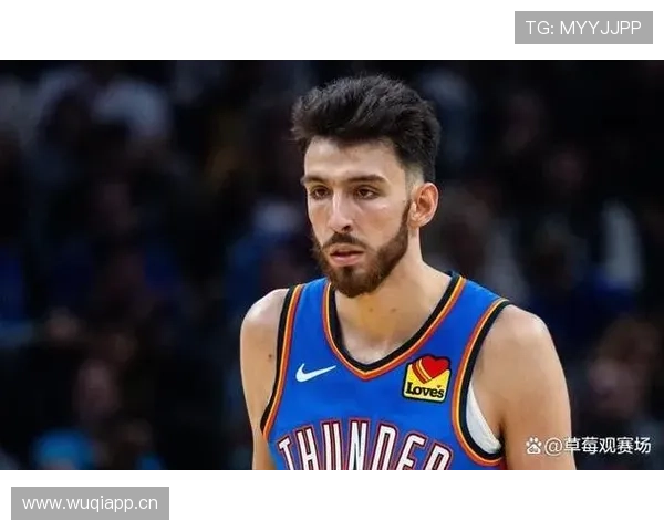 切特·霍姆格伦挡拆拉开空间提升三分效率，明显区别自身内线角色变化