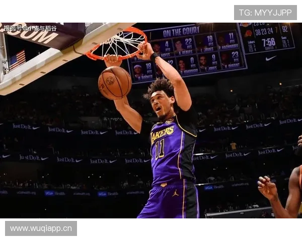 海耶斯低位强攻主导内线，改变对手防守布局